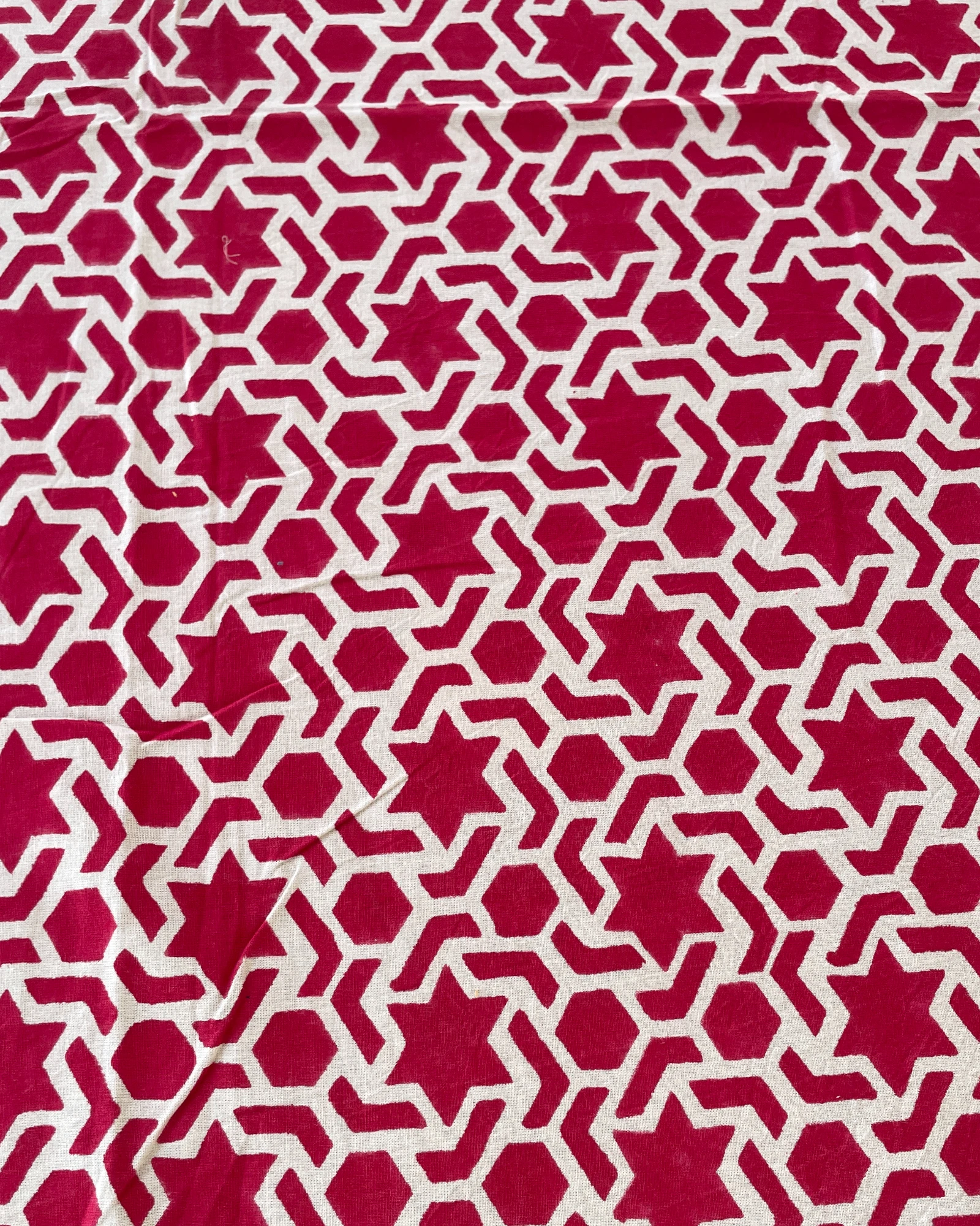 Decorative crimson patterned tablecloth for dining table with modern design