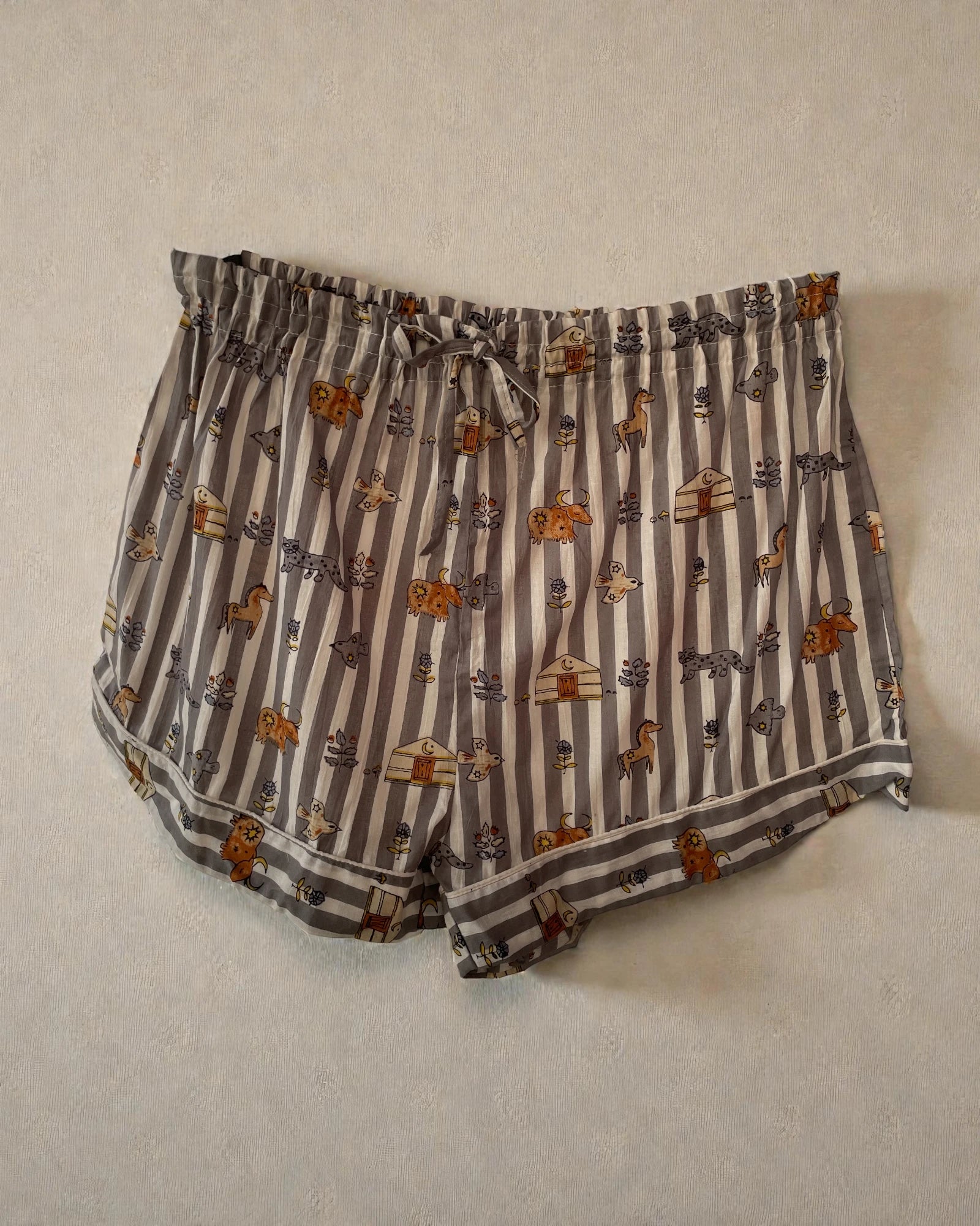 Cotton short pyjama set for women in grey stripe with animal motif, size medium