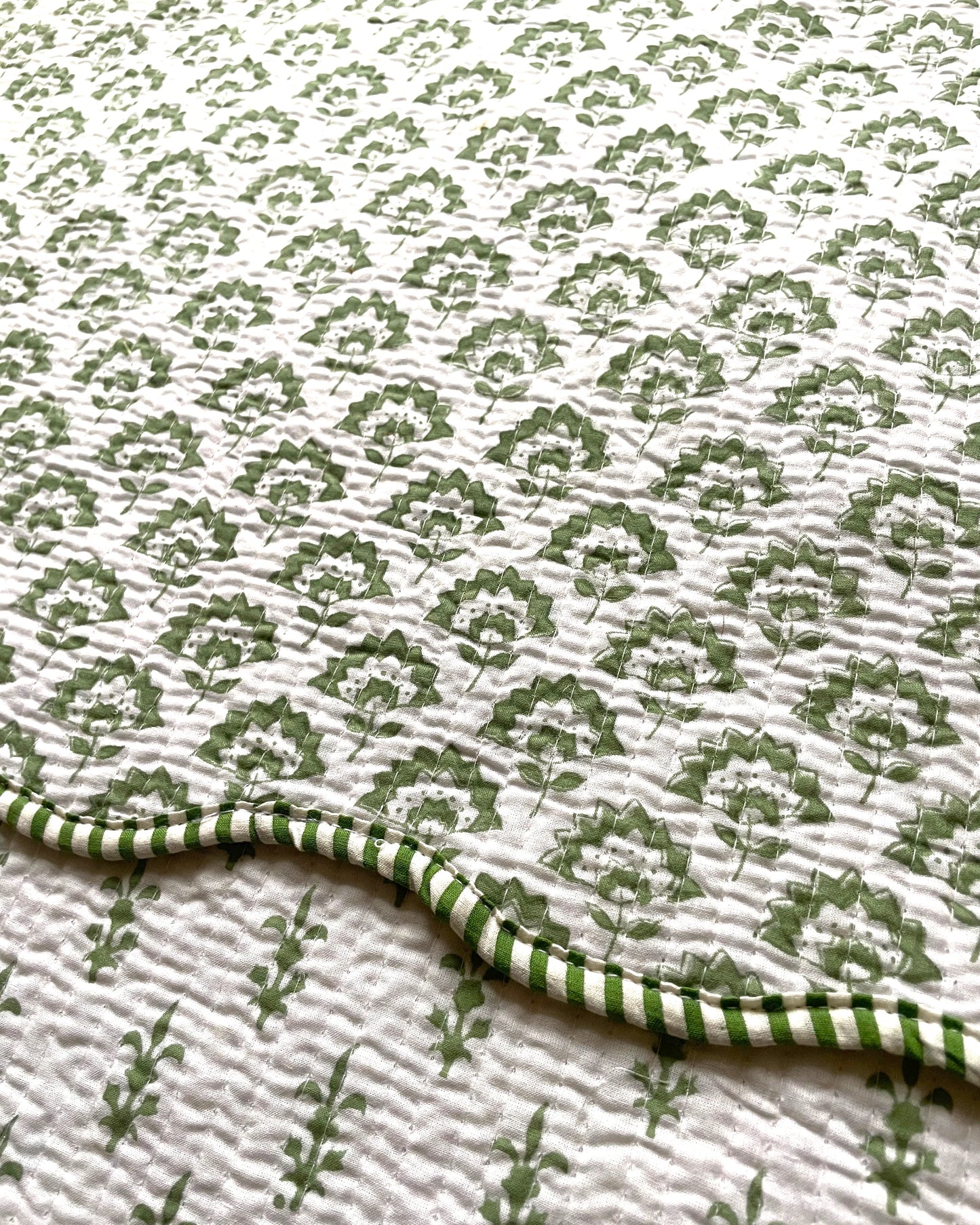 Reversible Scalloped Place Mat Set in Green - Quilted Cotton