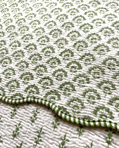 Reversible Scalloped Place Mat Set in Green - Quilted Cotton
