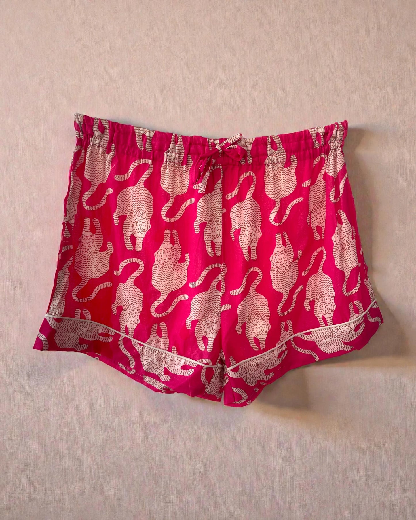 medium-size women’s cotton pyjamas in pink with patterned top and shorts, includes gift bag