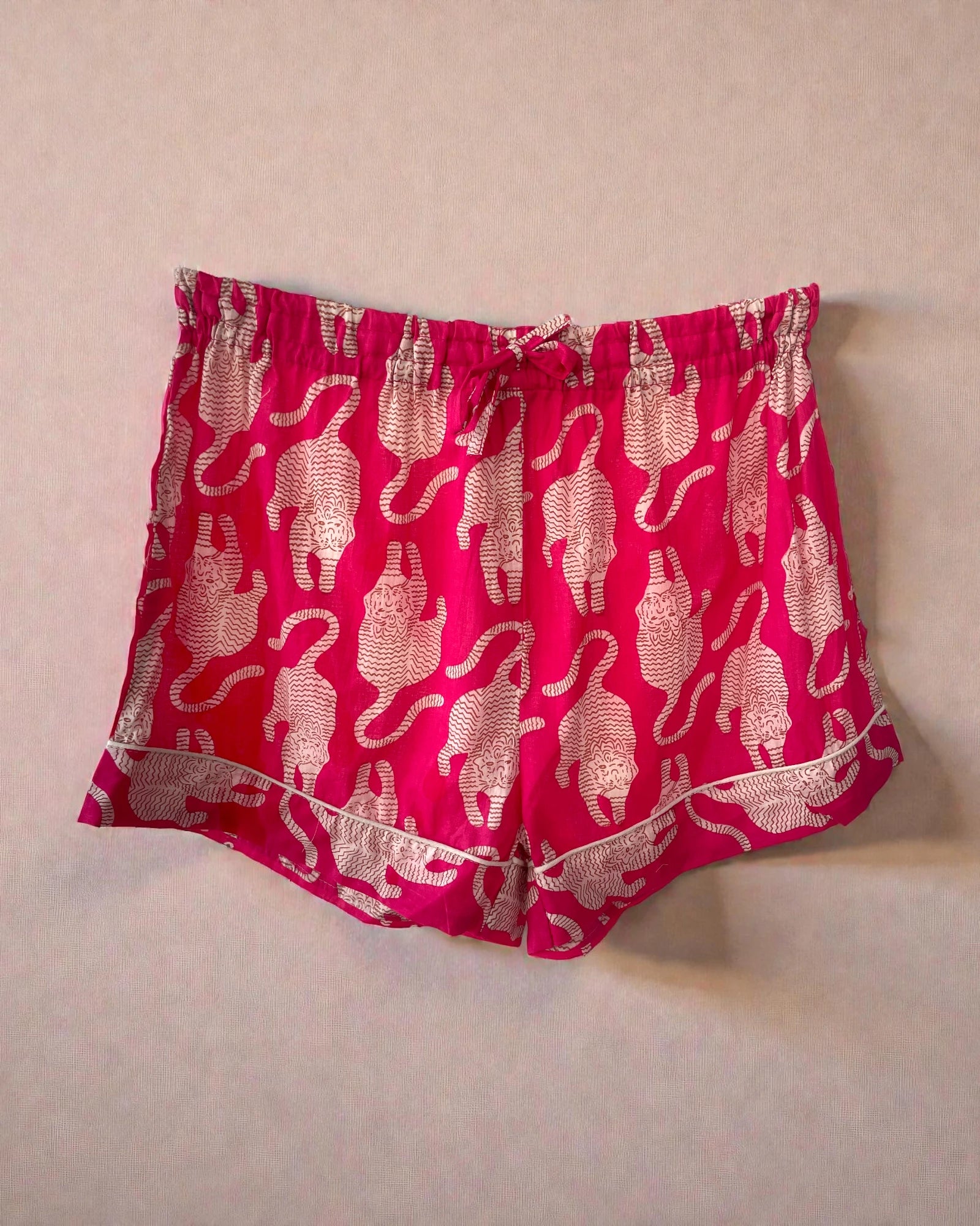 medium-size women’s cotton pyjamas in pink with patterned top and shorts, includes gift bag