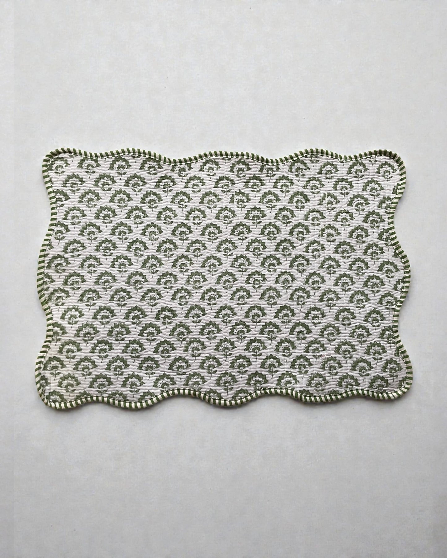Reversible Scalloped Place Mat Set in Green - Quilted Cotton